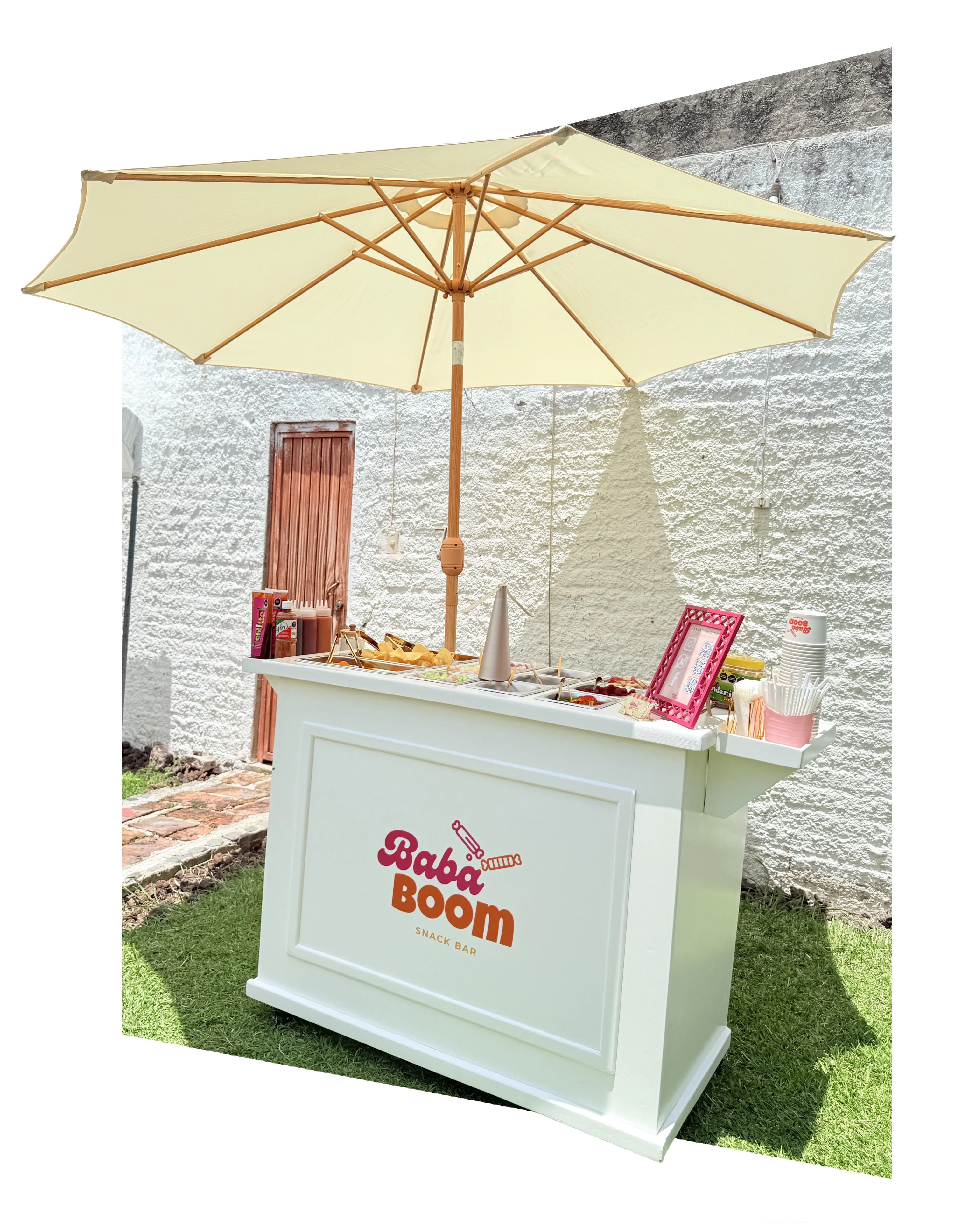Mesa de snacks BabaBoom montada en un evento con fresas, dulces y esquites